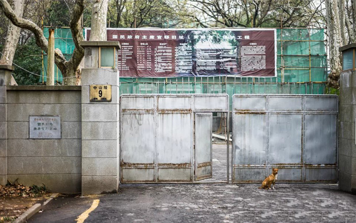 巨大的施工告示牌上写着：“国民政府主席官邸旧址（美龄宫）保护工程”